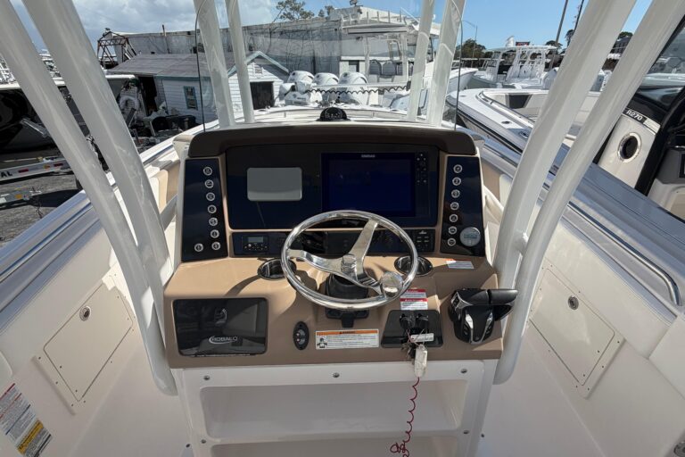 2022 Robalo R242 Center Console
