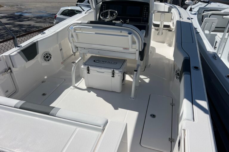 2026 Robalo R250 Center Console