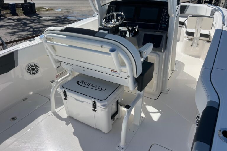 2026 Robalo R250 Center Console