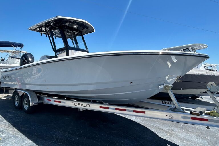 2025 Robalo 266 Cayman
