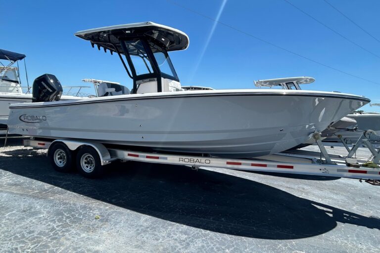 2025 Robalo 266 Cayman