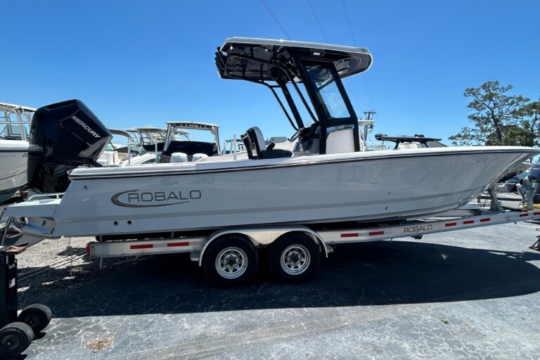 2025 Robalo 266 Cayman
