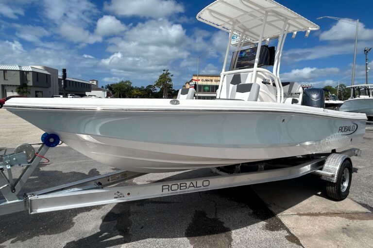 2026 Robalo 206 Cayman