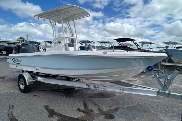 2026 Robalo 206 Cayman