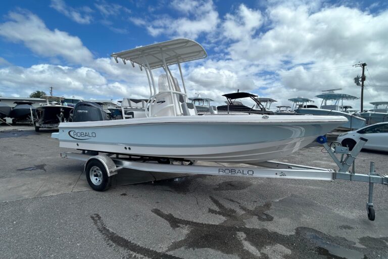 2026 Robalo 206 Cayman
