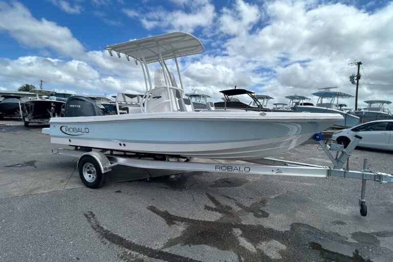 2026 Robalo 206 Cayman