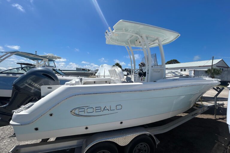 2021 Robalo R222 Explorer