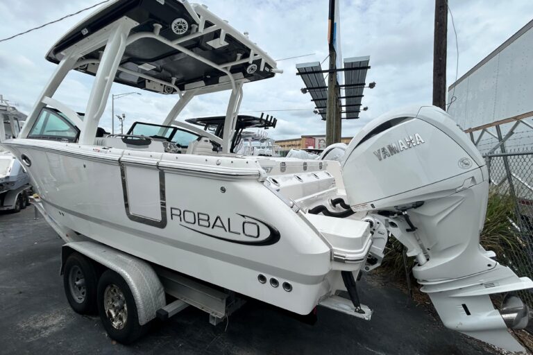 2026 Robalo R257 Dual Console