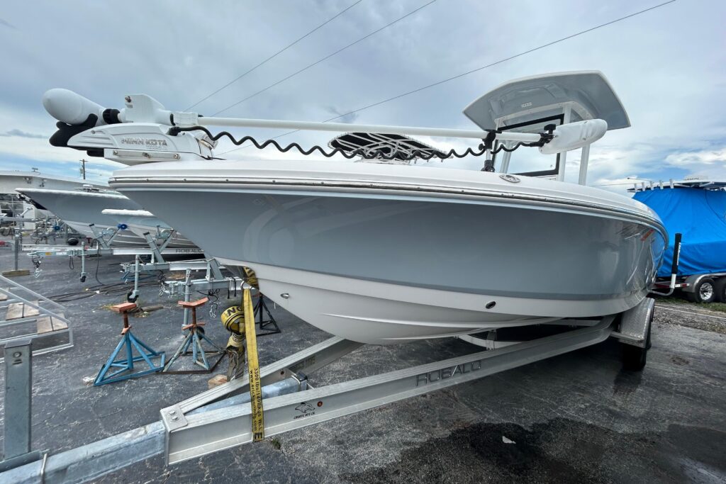 2021 Robalo 246 Cayman SD