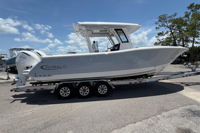 2026 Robalo R300 Center Console