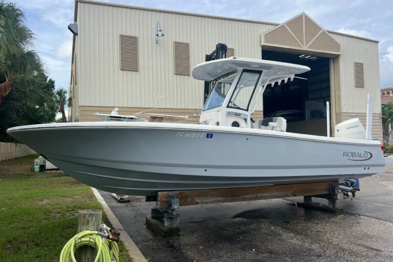 2024 Robalo 266 Cayman