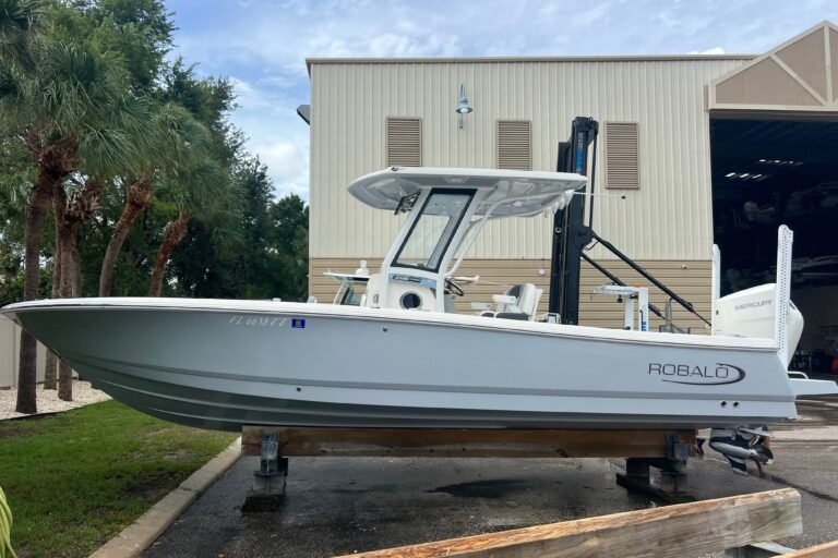 2024 Robalo 266 Cayman