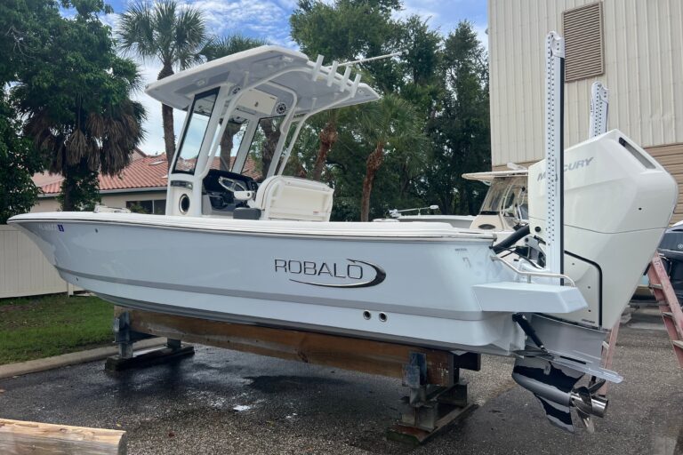 2024 Robalo 266 Cayman